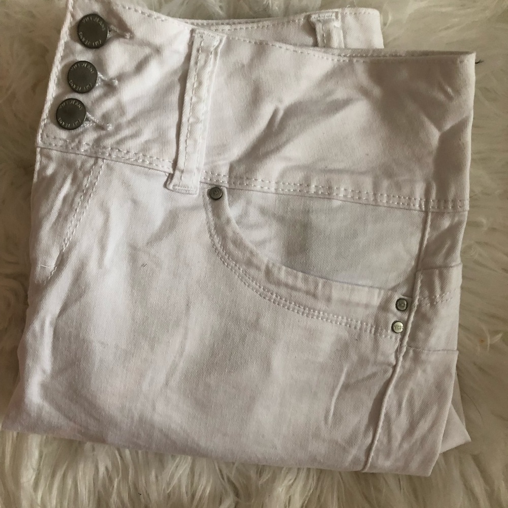 YMI white capris (no stains perfect condition)